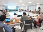 PLN menggelar Rapat Teknis Pembangunan Infrastruktur Ketenagalistrikan untuk Saluran Udara Tegangan Tinggi (SUTT) dan Saluran Kabel Tegangan Tinggi (SKTT) 150 kV Kuaro – Gas Insulated Switchgear (GIS) 4 IKN, pada Kamis (20/11/2025) di PLN Hub Balikpapan. Foto: HO/PLN UIP KLT
