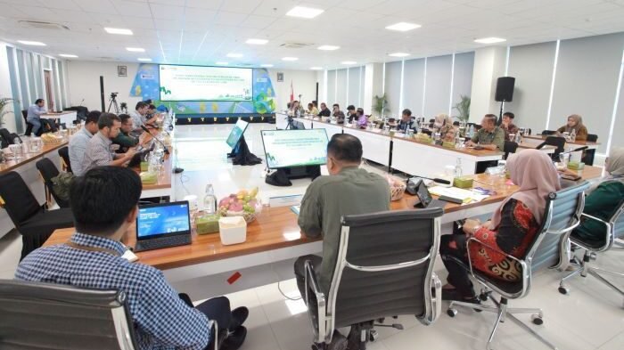 PLN menggelar Rapat Teknis Pembangunan Infrastruktur Ketenagalistrikan untuk Saluran Udara Tegangan Tinggi (SUTT) dan Saluran Kabel Tegangan Tinggi (SKTT) 150 kV Kuaro – Gas Insulated Switchgear (GIS) 4 IKN, pada Kamis (20/11/2025) di PLN Hub Balikpapan. Foto: HO/PLN UIP KLT