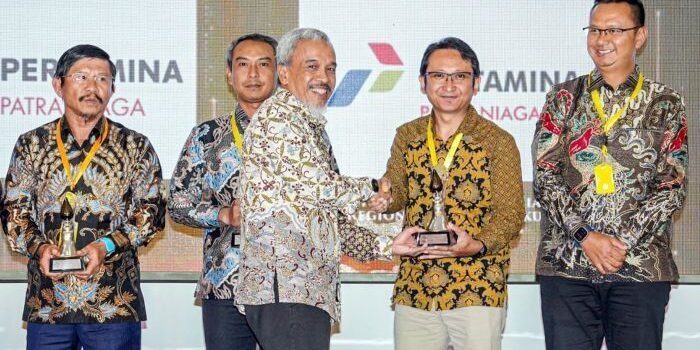 PT Pertamina Patra Niaga Regional Kalimantan menerima Penghargaan Bidang Keselamatan Migas 2025 untuk kategori Patra Nirbhaya Karya di Balai Besar Pengujian Migas LEMIGAS di Jakarta Selatan, pada Kamis (13/11/2025). Foto: HO/Pertamina Patra Niaga