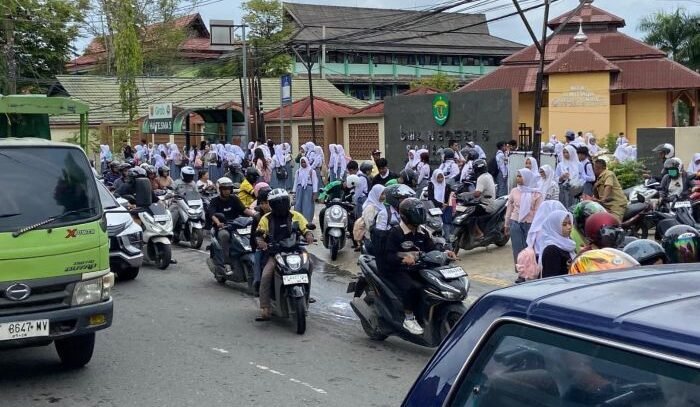 Para siswa menyeberang di Jalan Ir. Juanda, Samarinda. Foto: BorneoFlash/Nur Ainunnisa