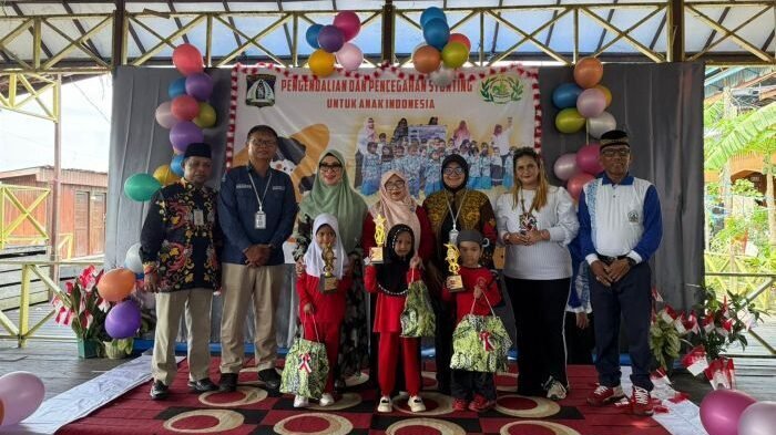 Pembina Perhimpunan Bawe Paser Balikpapan Hj. Nurlena Rahmad Mas’ud, saat menghadiri aksi tanggap sosial, di Gazebo Kampung Atas Air, Kelurahan Margasari, Balikpapan Barat, pada Jumat (7/11/2025). Foto: BorneoFlash/Niken Sulastri