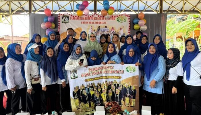 Pembina Perhimpunan Bawe Paser Balikpapan Hj. Nurlena Rahmad Mas’ud, saat menghadiri aksi tanggap sosial, di Gazebo Kampung Atas Air, Kelurahan Margasari, Balikpapan Barat, pada Jumat (7/11/2025). Foto: BorneoFlash/Niken Sulastri