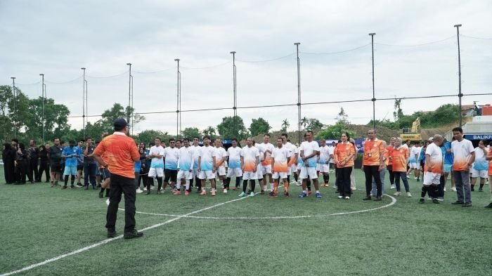 Pembukaan Olimpiade Media Hulu Migas Kalsul 2025 yang berlangsung di Lapangan BSF, kawasan Beller, kota Balikpapan, pada Kamis (6/11/2025). Foto: BorneoFlash/Ist
