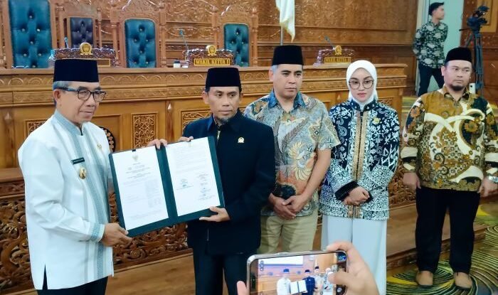 Pemda dan DPRD Kutai Timur mencapai persetujuan bersama atas Raperda tentang APBD Tahun Anggaran 2026 dalam Rapat Paripurna ke 15 masa persidangan I tahun sidang 2025/2026, pada Kamis (27/11/2025). Foto: HO/kutaitimurkab.go.id