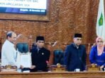 Pemkab - DPRD Kutim Sepakati Promperda 2026 Pemkab - DPRD Kutim Sepakati Promperda 2026 sekaligus Tanggapi Pandangan Umum Fraksi DPRD dalam sidang Paripurna yang berlangsung di ruang Sidang Utama DPRD Kutim, Kawasan Pemerintahan, Bukit Pelangi Sangatta Utara, pada Rabu (26/11/2025). Foto: HO/kutaitimurkab.go.id