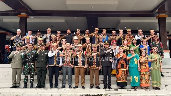 Pemkab Mahulu menggelar upacara peringatan Hari Pahlawan ke-80 Tahun 2025 yang berlangsung khidmat di Lapangan Cor Ujoh Bilang, pada Senin (10/11/2025). Foto: HO/diskominfostandimahulu