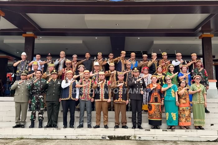 Upacara Hari Pahlawan Warnai Lapangan Ujoh Bilang