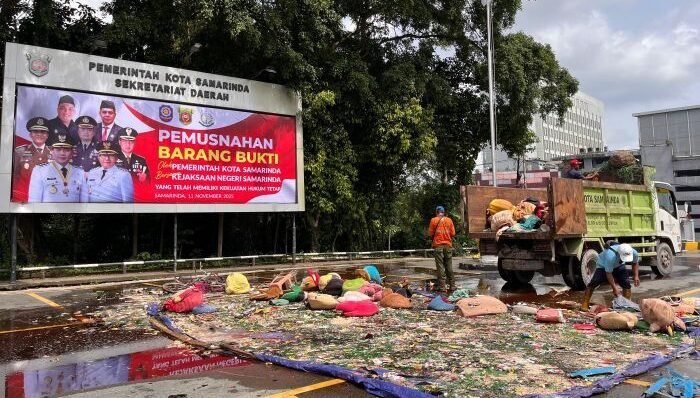 Pemusnahan barang bukti hasil penertiban Satpol PP Kota Samarinda. Foto: BorneoFlash/NurAinunnisa