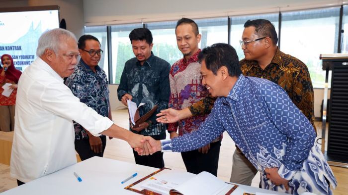 Penandatanganan tiga kontrak strategis yang mencakup pembangunan infrastruktur kawasan dan manajemen konstruksi induk berlangsung di Kantor Otorita IKN, Kawasan Inti Pusat Pemerintahan (KIPP), pada Jumat (31/10/2025). Foto: HO/Humas Otorita IKN