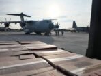 Pesawat A400 yang membawa bantuan yang diprioritaskan bagi kelompok rentan yang terdampak Siklon Tropis Senyar di Sumatra. FOTO : ANTARA/HO-Kemenko PMK.