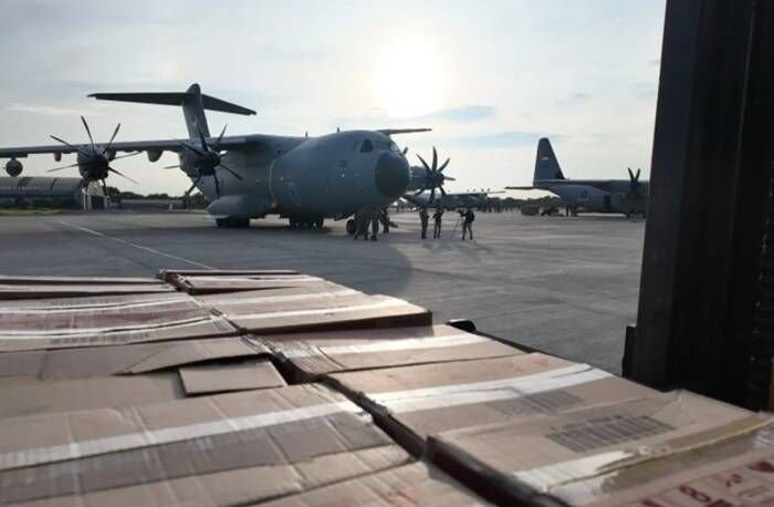 Pesawat A400 yang membawa bantuan yang diprioritaskan bagi kelompok rentan yang terdampak Siklon Tropis Senyar di Sumatra. FOTO : ANTARA/HO-Kemenko PMK.