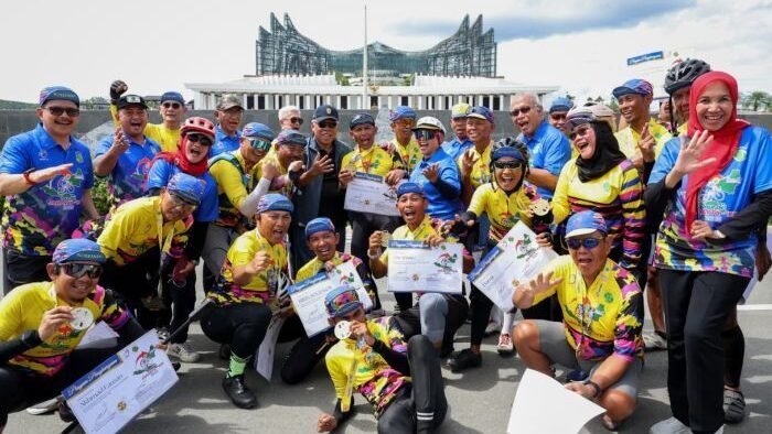 Pesepeda 'gowes' yang berhasil menempuh perjalanan antarpulau dari Jakarta menuju Nusantara sejauh 1.618 km di Sentra Massa, Kawasan Inti Pusat Pemerintahan (KIPP) Nusantara, pada Sabtu (22/11/2025). Foto: HO/Humas Otorita IKN