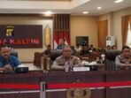 Kabid Humas Polda Kaltim Kombes Pol Yuliyanto, S.I.K., M.Sc., Pimpin Konferensi Pers bersama Awak Media terkait penanganan enam terduga penyalahguna narkotika di wilayah Kabupaten Kutai Barat dan terhubung secara virtual dengan Polres Kutai Barat yang dipimpin Wakapolres Kompol Subari, S.Sos., M.H., pada Selasa (25/11/2025). Foto: HO/Humas Polda Kaltim