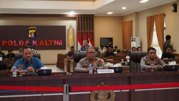 Kabid Humas Polda Kaltim Kombes Pol Yuliyanto, S.I.K., M.Sc., Pimpin Konferensi Pers bersama Awak Media terkait penanganan enam terduga penyalahguna narkotika di wilayah Kabupaten Kutai Barat dan terhubung secara virtual dengan Polres Kutai Barat yang dipimpin Wakapolres Kompol Subari, S.Sos., M.H., pada Selasa (25/11/2025). Foto: HO/Humas Polda Kaltim