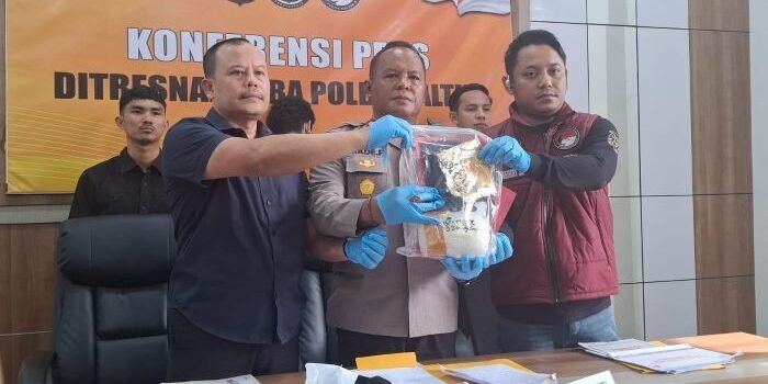 (ki-ka) Kabag Wasidik Ditresnarkoba Polda Kaltim, AKBP Nur Kotib; Kasubbid PID Bidhumas Polda Kaltim, I Made dan Kasubdit 2 Ditresnarkoba Polda Kaltim, AKBP Rezkhy Satya saat konferensi pers di Ruang Rapat Ditresnarkoba Polda Kaltim, pada Kamis (27/11/2025). Foto: BorneoFlash/Niken Sulastri