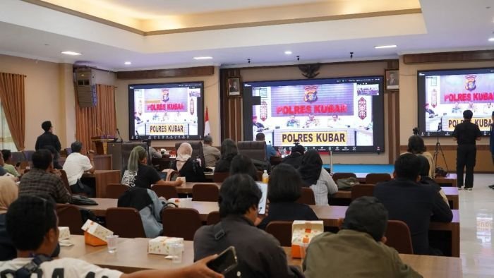 Polda Kaltim menggelar Konferensi Pers bersama Awak Media dalam rangka memberikan klarifikasi terkait penanganan enam terduga penyalahguna narkotika di wilayah Kabupaten Kutai Barat, pada Selasa (25/11/2025). Foto: HO/Humas Polda Kaltim