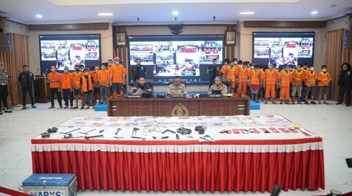 Polda Kaltim menggelar Konferensi Pers terkait hasil pelaksanaan Operasi Jaran Mahakam 2025 yang digelar di Gedung Mahakam Polda Kaltim, pada Jumat (07/11/2025). Foto: HO/Humas Polda Kaltim