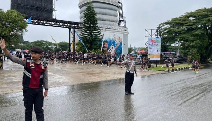Polres Kubar Lakukan Pengamanan Lalu Lintas pada Event Fun Run di Barong Tongkok, Kabupaten Kubar, Pada Sabtu (29/11/2025). Foto: HO/Humas Polda Kaltim