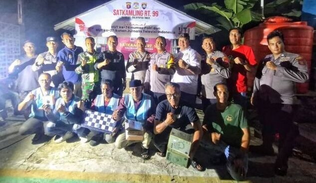 Polresta Balikpapan bersama IJTI Kota Balikpapan menggelar kegiatan sosial dengan mengunjungi Pos Satuan Keamanan Lingkungan (Satkamling) di RT 99, Kelurahan Manggar, Kecamatan Balikpapan Timur, pada Sabtu malam (01/11/2025). Foto: HO/Humas Polresta Balikpapan