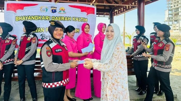 Polwan Polda Kaltim bersama Bhayangkari Daerah Kaltim Salurkan Bantuan untuk Warga yang berlangsung di Pantai Aspol Segara, Kelurahan Klandasan Ilir, Kecamatan Balikpapan Kota, pada Senin (03/11/2025). Foto: HO/Humas Polda Kaltim