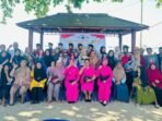 Polwan Polda Kaltim bersama Bhayangkari Daerah Kaltim Salurkan Bantuan untuk Warga yang berlangsung di Pantai Aspol Segara, Kelurahan Klandasan Ilir, Kecamatan Balikpapan Kota, pada Senin (03/11/2025). Foto: HO/Humas Polda Kaltim