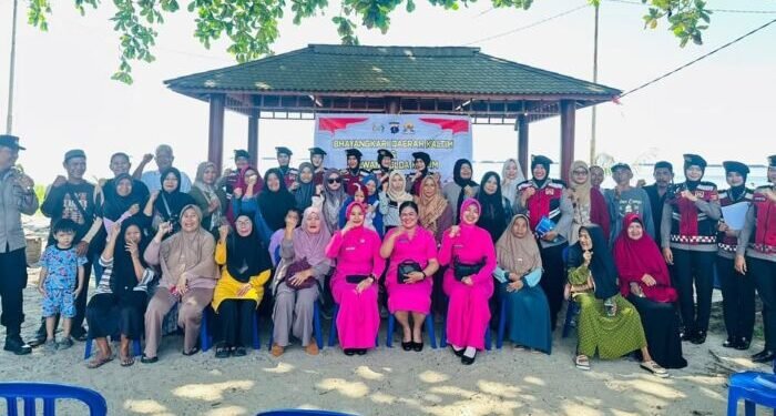 Polwan Polda Kaltim bersama Bhayangkari Daerah Kaltim Salurkan Bantuan untuk Warga yang berlangsung di Pantai Aspol Segara, Kelurahan Klandasan Ilir, Kecamatan Balikpapan Kota, pada Senin (03/11/2025). Foto: HO/Humas Polda Kaltim