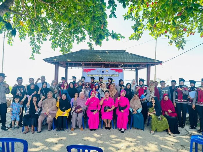 Berbagi Kasih di Tepi Pantai, Polwan dan Bhayangkari Polda Kaltim Salurkan Bantuan untuk Warga