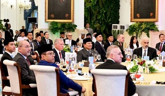 Presiden RI Prabowo Subianto dan Raja Kerajaan Yordania Hasyimiah Raja Abdullah II ibn Al Hussein (tengah) dalam acara jamuan santap malam di Istana Negara, Jakarta, Jumat (14/11/2025). FOTO: ANTARA/HO-BPMI Sekretariat Presiden/aa.