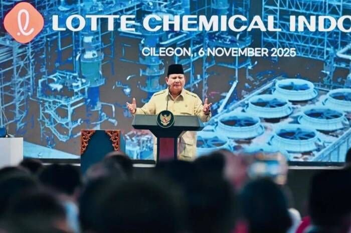 Presiden Prabowo menyampaikan apresiasi atas komitmen dan kerja keras seluruh pihak yang terlibat dalam pembangunan pabrik Lotte Chemical Indonesia (LCI) di Kota Cilegon, Banten.