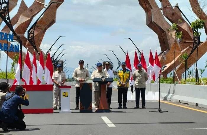 Presiden RI Prabowo Subianto berpidato dalam agenda peresmian operasional Jembatan Kabanaran, Daerah Istimewa Yogyakarta, Rabu (19/11/2025). FOTO :ANTARA/Andi Firdaus.