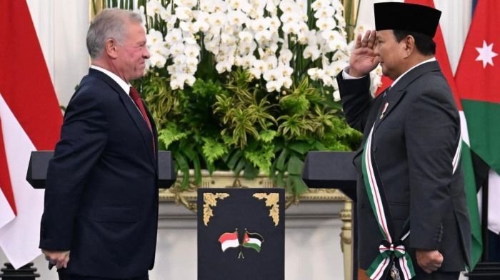 Presiden Republik Indonesia Prabowo Subianto menerima penghargaan dari Raja Kerajaan Yordania Hasyimiah, Raja Abdullah II ibn Al Hussein. dalam sebuah acara yang berlangsung di Istana Merdeka, Jakarta, pada Jumat (14/11/2025). Foto: HO/BPMI Setpres