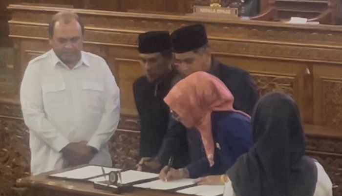 Rapat Paripurna DPRD Kutai Timur telah menandatangani Nota Kesepakatan mengenai Program Pembentukan Peraturan Daerah (Propemperda) Kabupaten Kutai Timur Tahun 2026, pada Rabu (26/11/2025). BorneoFlash/dprdkutaitimur.id