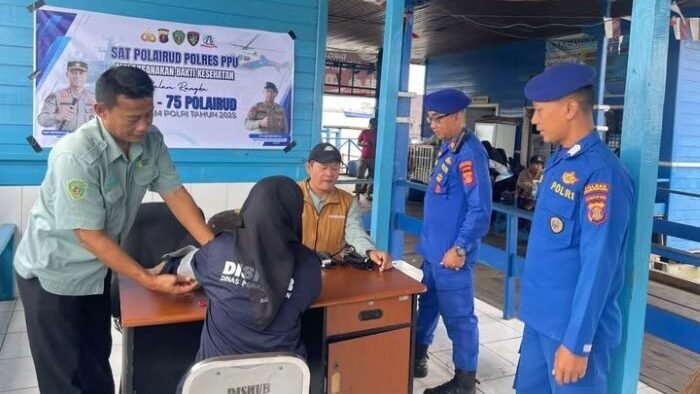 Sat Polairud Polres PPU melaksanakan kegiatan Bakti Kesehatan di Pelabuhan Speed Boat Penajam, Pada Jumat (21/11/2025). Foto: HO/Humas Polres PPU