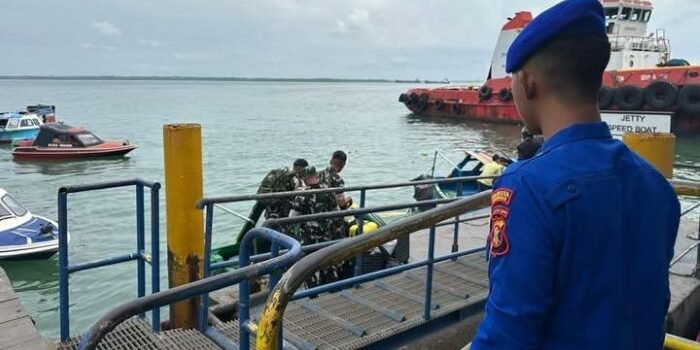 Sat Polairud Polresta Balikpapan mengintensifkan kegiatan preventif melalui patroli dialogis, penjagaan, serta sosialisasi keselamatan berlayar kepada masyarakat pesisir, pada Jumat (07/11/2025). Foto: HO/Humas Polresta Balikpapan