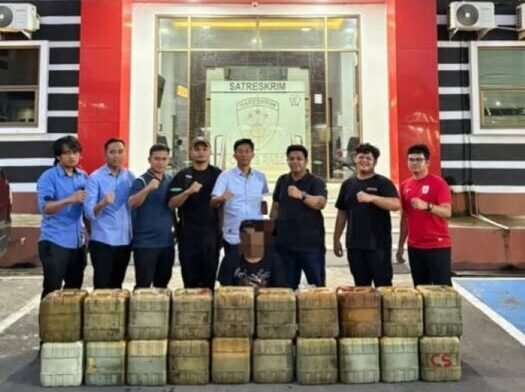 Sat Reskrim Polres Paser mengamankan seorang pria berinisial A (37) yang diduga melakukan penyalahgunaan niaga BBM bersubsidi di Kecamatan Long Ikis, Pada Selasa (18/11/2025). Foto: HO/Humas Polres Paser