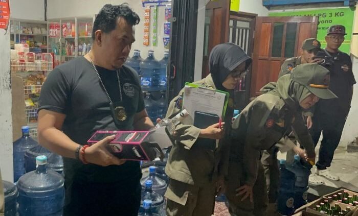 Satpol PP Balikpapan Laksanakan operasi peredaran Miras Ilegal, pada Selasa malam (25/11/2025). Foto: BorneoFlash/Niken Sulastri