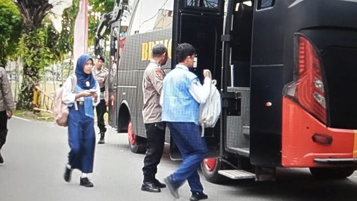 Satuan Brimob Polda Kaltim resmi meluncurkan program Bus Sekolah Gratis, pada Selasa (04/11/2025). Foto: HO/Humas Polda Kaltim