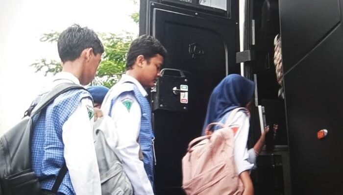 Satuan Brimob Polda Kaltim resmi meluncurkan program Bus Sekolah Gratis, pada Selasa (04/11/2025). Foto: HO/Humas Polda Kaltim