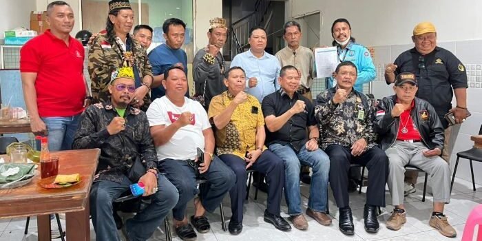 Sebanyak 25 organisasi masyarakat di Kalimantan Timur berkumpul untuk menyatakan sikap bersama menolak intimidasi terhadap jurnalis yang sebelumnya menerima ancaman dari seorang ketua ormas. Foto: BorneoFlash/Nur Ainunnisa