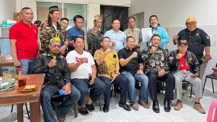 Sebanyak 25 organisasi masyarakat di Kalimantan Timur berkumpul untuk menyatakan sikap bersama menolak intimidasi terhadap jurnalis yang sebelumnya menerima ancaman dari seorang ketua ormas. Foto: BorneoFlash/Nur Ainunnisa
