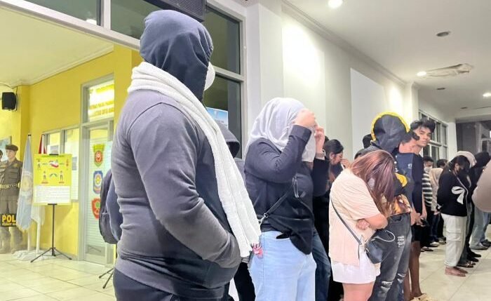 Sejumlah pasangan yang diamankan di Kantor Satpol PP Kota Samarinda dalam Operasi Tertib Susila yang berlangsung pada Sabtu malam (29/11/2025). Foto: BorneoFlash/Nur Ainunnisa