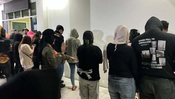 Sejumlah pasangan yang diamankan di Kantor Satpol PP Kota Samarinda dalam Operasi Tertib Susila yang berlangsung pada Sabtu malam (29/11/2025). Foto: BorneoFlash/Nur Ainunnisa