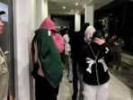 Sejumlah pasangan yang diamankan di Kantor Satpol PP Kota Samarinda dalam Operasi Tertib Susila yang berlangsung pada Sabtu malam (29/11/2025). Foto: BorneoFlash/Nur Ainunnisa