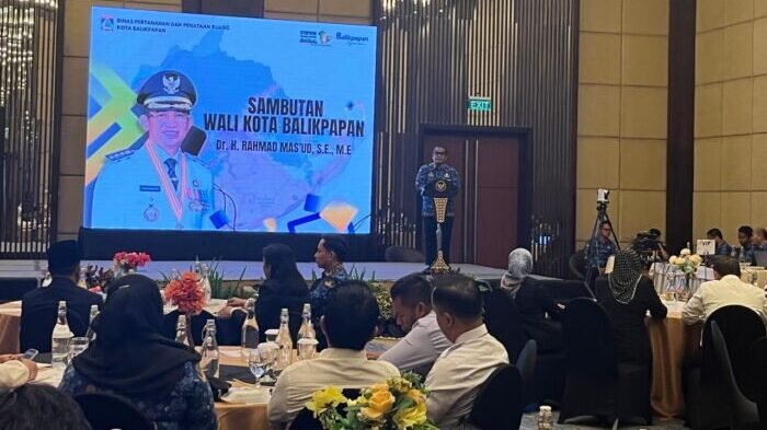 Sekda Kota Balikpapan Muhaimin meluncurkan Symphoni Tata Ruang Balikpapan, di Ballroom Novotel Hotel Balikpapan, pada Senin (10/11/2025). Foto: BorneoFlash/Ardian