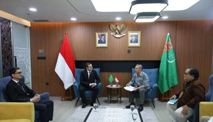 Sekretaris Jenderal (Sekjen) Kemdiktisaintek Togar Mangihut Simatupang (kedua kanan) menyambut kunjungan Duta Besar Luar Biasa dan Berkuasa Penuh (Dubes) Turkmenistan untuk Malaysia Muhammetnyyaz Mashalov (kedua kiri) di Kantor Kemdiktisaintek, Jakarta, Kamis (6/11/2025). FOTO : ANTARA/HO-Kemdiktisaintek