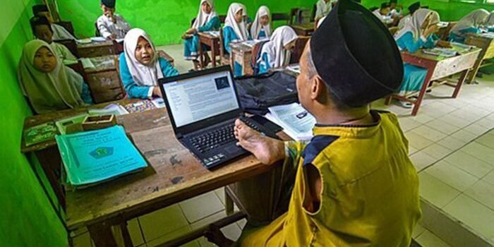 Sistem Kasta Guru "Tantangan Kesetaraan dalam Dunia Pendidikan Indonesia"