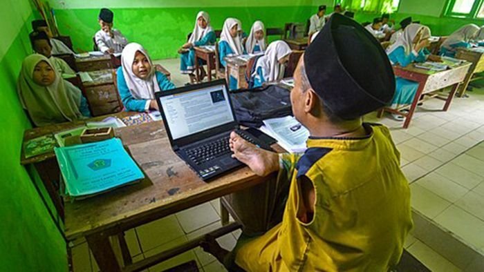 Seorang guru yang sedang mengajar di kelas. Foto: Wikipedia