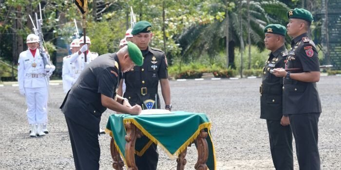 Sertijab Komandan Yonif Khusus 614/Raja Pandhita dari Letkol Inf Ardiansyah, S.Sos., kepada Letkol Inf Ary Prasetiawan, S.I.P., pada Selasa (19/11/25) di Mako Yonif 614/Rjp, Desa Belayan, Kecamatan Malinau Utara, Kabupaten Malinau, Provinsi Kalimantan Uta