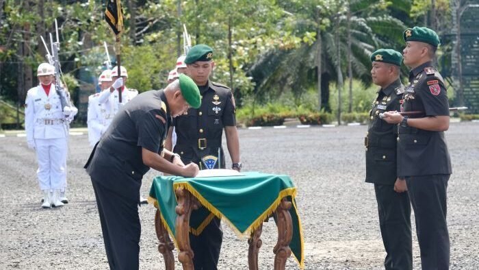 Sertijab Komandan Yonif Khusus 614/Raja Pandhita dari Letkol Inf Ardiansyah, S.Sos., kepada Letkol Inf Ary Prasetiawan, S.I.P., pada Selasa (19/11/25) di Mako Yonif 614/Rjp, Desa Belayan, Kecamatan Malinau Utara, Kabupaten Malinau, Provinsi Kalimantan Utara. Foto: HO/Pendam VI/Mlw
