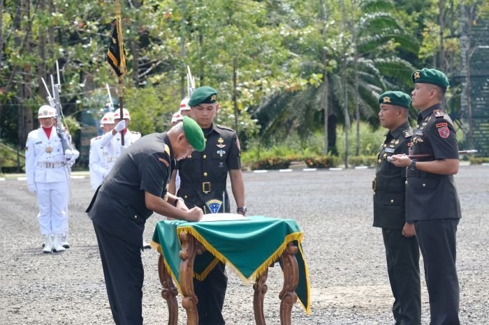 Pangdam VI/Mulawarman Pimpin Serah Terima Tongkat Komando Yonif Khusus 614/Raja Pandhita